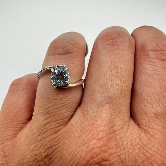 NWOT 4mm light blue topaz, round cut w/ accent cz diamonds ring in solid 925! - Picture 5 of 12